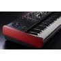 Clavier Roland V-STAGE88 vu de biais : 88 touches lestées, parfait pour des performances authentiques.