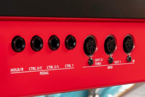 Vue des connecteurs arrière du Roland V-STAGE88 : ports XLR, MIDI, USB-C et prises pour pédales, parfaits pour la scène.