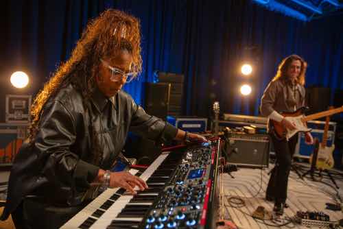 Le Roland V-STAGE88 utilisé en live : clavier 88 touches et interface ergonomique pour des performances professionnelles.